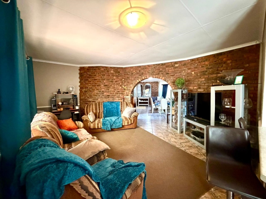 6 Bedroom Property for Sale in Heiderand Western Cape